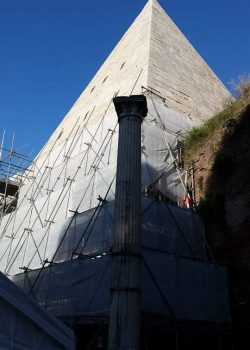 foto piramide cestia